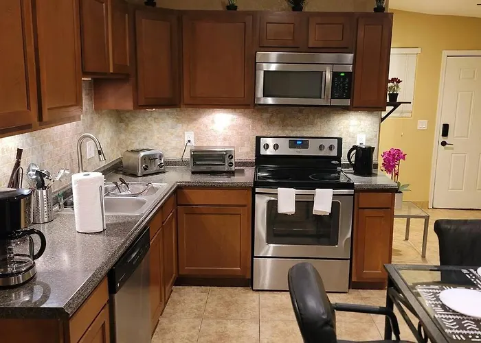3 Bedroom, 2 Bath Whole House, Arizona State Univ, Tempe, Scottsdale On Light Rail, Dogs Ok, Work Space Holiday home *