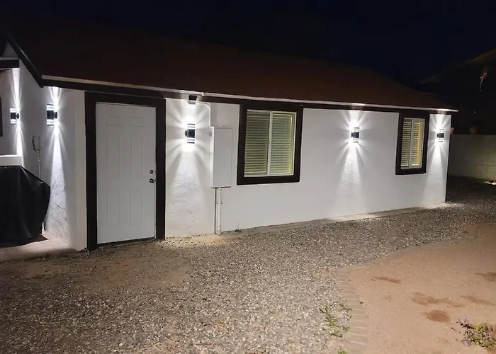3 Bedroom, 2 Bath Whole House, Arizona State Univ, Tempe, Scottsdale On Light Rail, Dogs Ok, Work Space Holiday home *