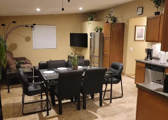 3 Bedroom, 2 Bath Whole House, Arizona State Univ, Tempe, Scottsdale On Light Rail, Dogs Ok, Work Space Holiday home