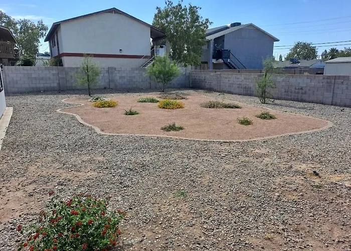 3 Bedroom, 2 Bath Whole House, Arizona State Univ, Tempe, Scottsdale On Light Rail, Dogs Ok, Work Space Holiday home