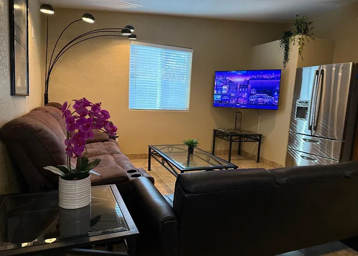 3 Bedroom, 2 Bath Whole House, Arizona State Univ, Tempe, Scottsdale On Light Rail, Dogs Ok, Work Space *