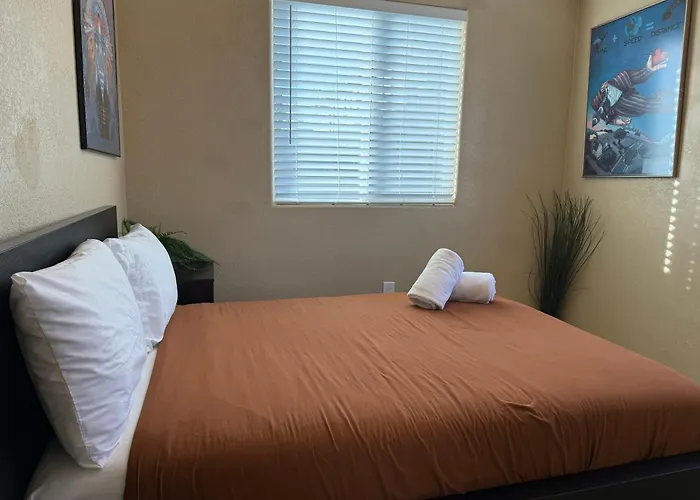 3 Bedroom, 2 Bath Whole House, Arizona State Univ, Tempe, Scottsdale On Light Rail, Dogs Ok, Work Space Holiday home