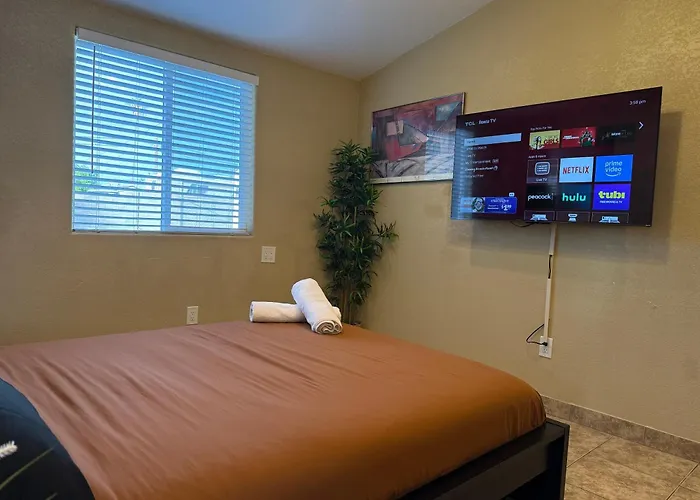 Holiday home 3 Bedroom, 2 Bath Whole House, Arizona State Univ, Tempe, Scottsdale On Light Rail, Dogs Ok, Work Space