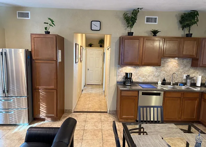 3 Bedroom, 2 Bath Whole House, Arizona State Univ, Tempe, Scottsdale On Light Rail, Dogs Ok, Work Space Holiday home Mesa