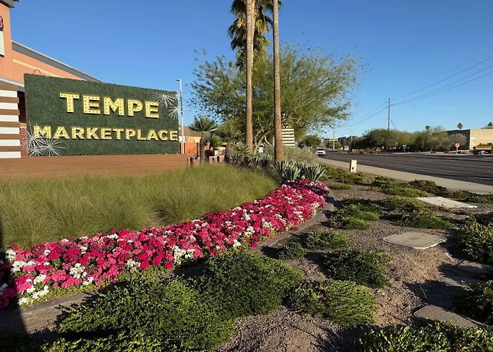 Holiday home 3 Bedroom, 2 Bath Whole House, Arizona State Univ, Tempe, Scottsdale On Light Rail, Dogs Ok, Work Space