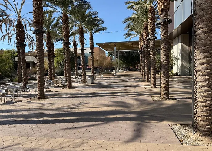 3 Bedroom, 2 Bath Whole House, Arizona State Univ, Tempe, Scottsdale On Light Rail, Dogs Ok, Work Space Holiday home *